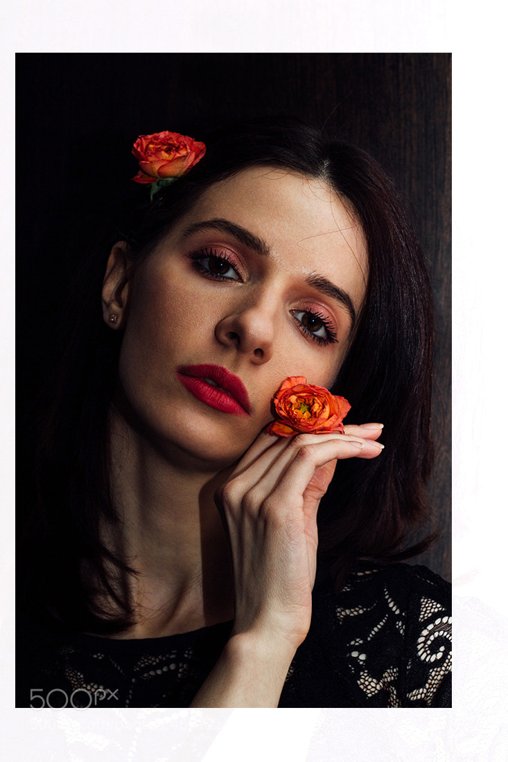 Canon EOS 600D (Rebel EOS T3i / EOS Kiss X5) sample photo. Lady with roses photography