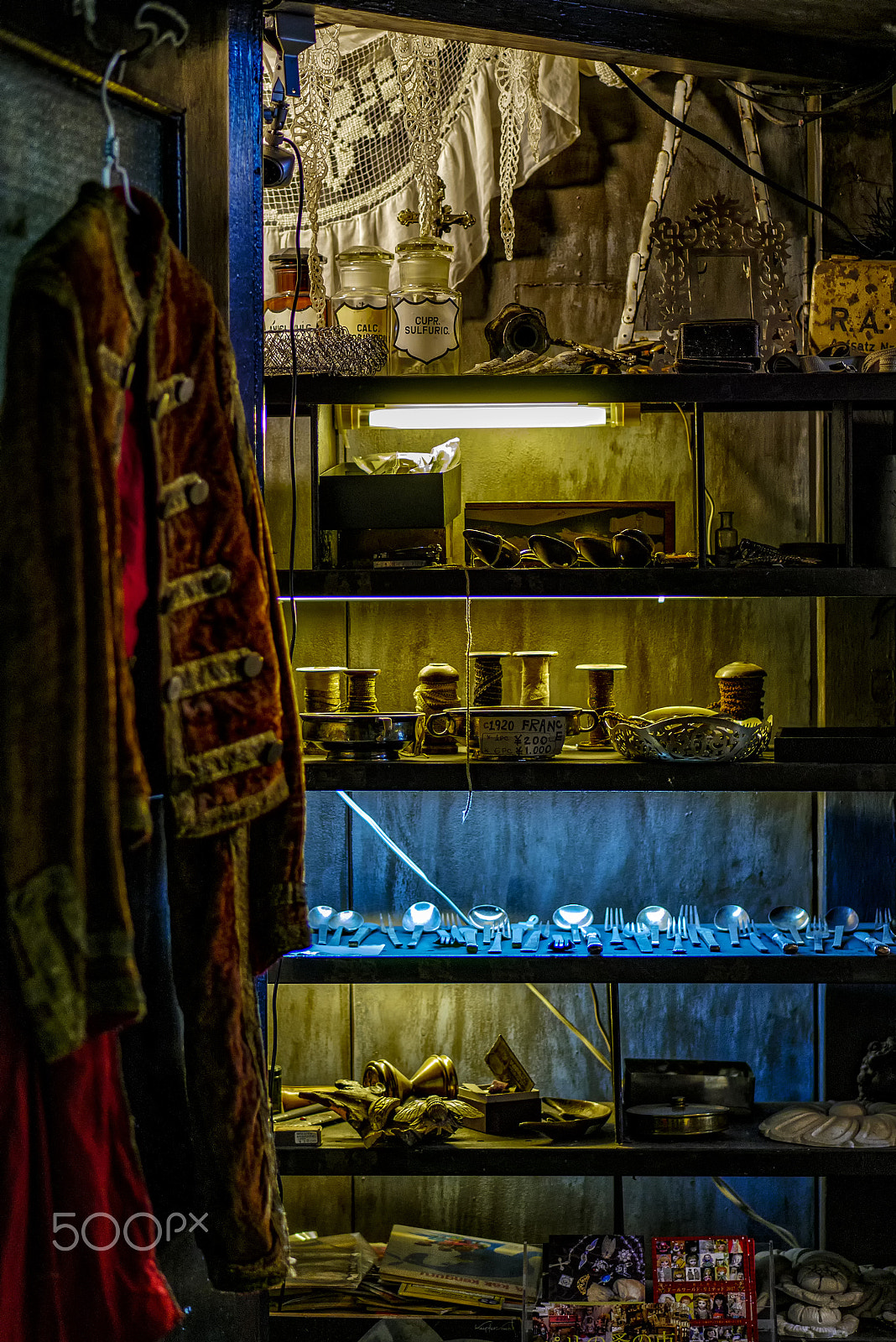 Panasonic Lumix DMC-GX85 (Lumix DMC-GX80 / Lumix DMC-GX7 Mark II) sample photo. Antique shop at ginza tokyo photography