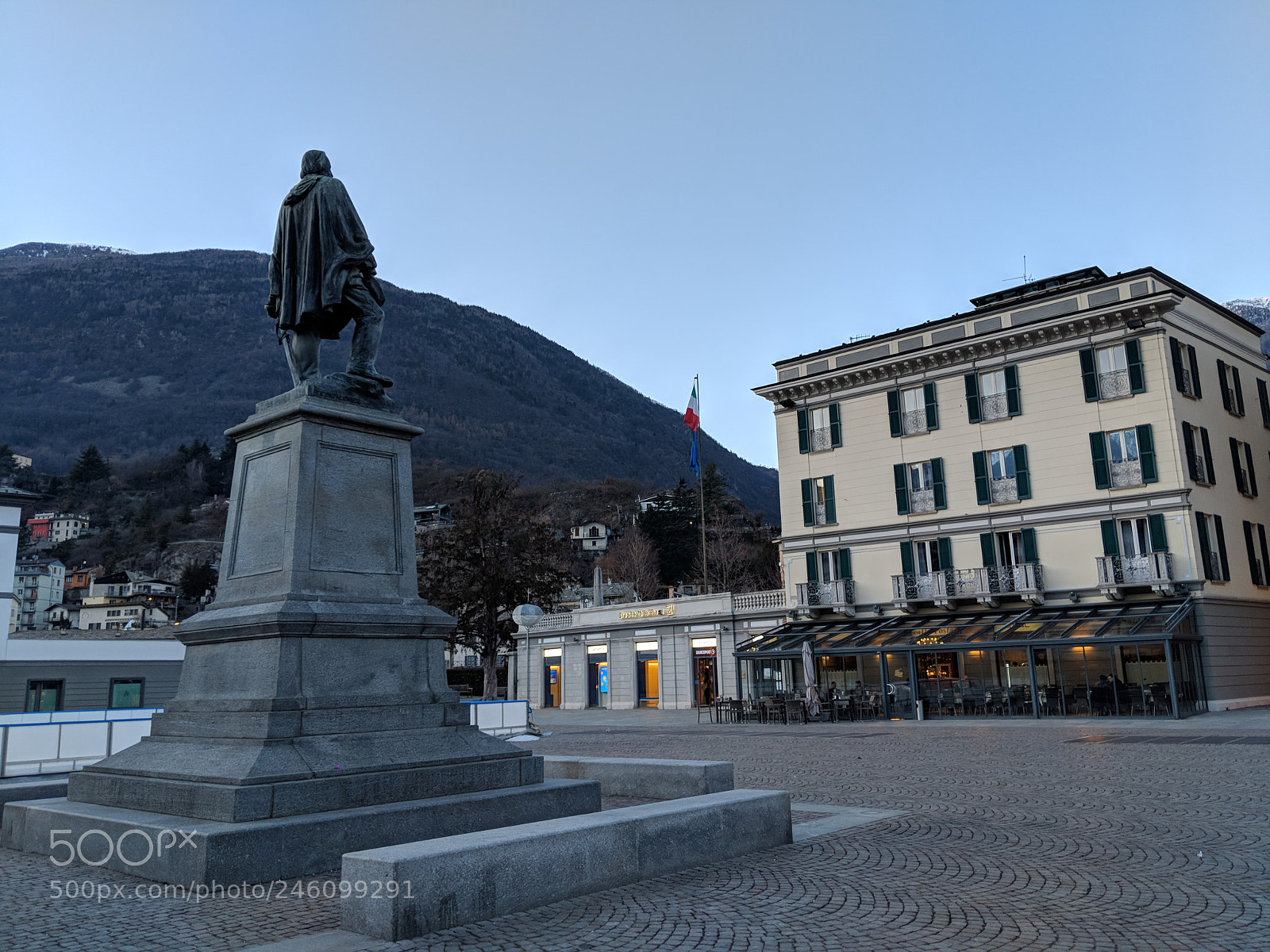 Google Pixel 2 XL sample photo. Piazza garibaldi photography