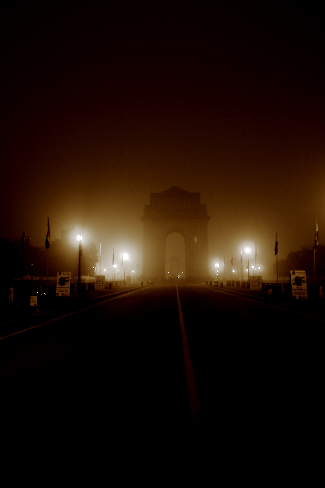 Canon EOS 550D (EOS Rebel T2i / EOS Kiss X4) + Tokina AT-X Pro 11-16mm F2.8 DX sample photo. India gate photography