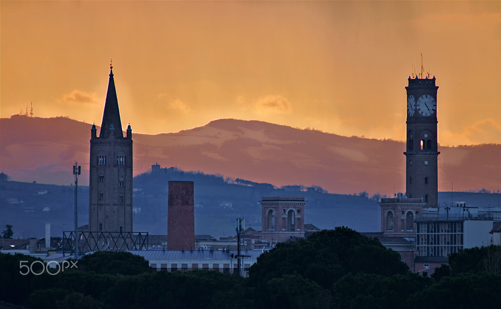 Canon EOS 70D + Tamron SP 35mm F1.8 Di VC USD sample photo. Città nella sera photography