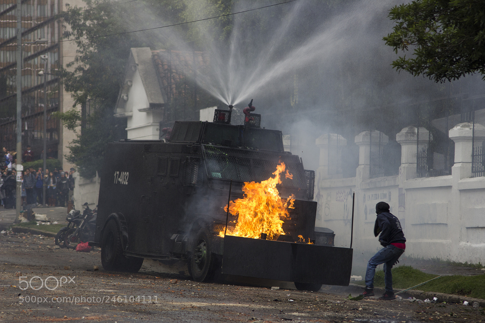 Canon EOS 600D (Rebel EOS T3i / EOS Kiss X5) sample photo. Clashes in bogota photography