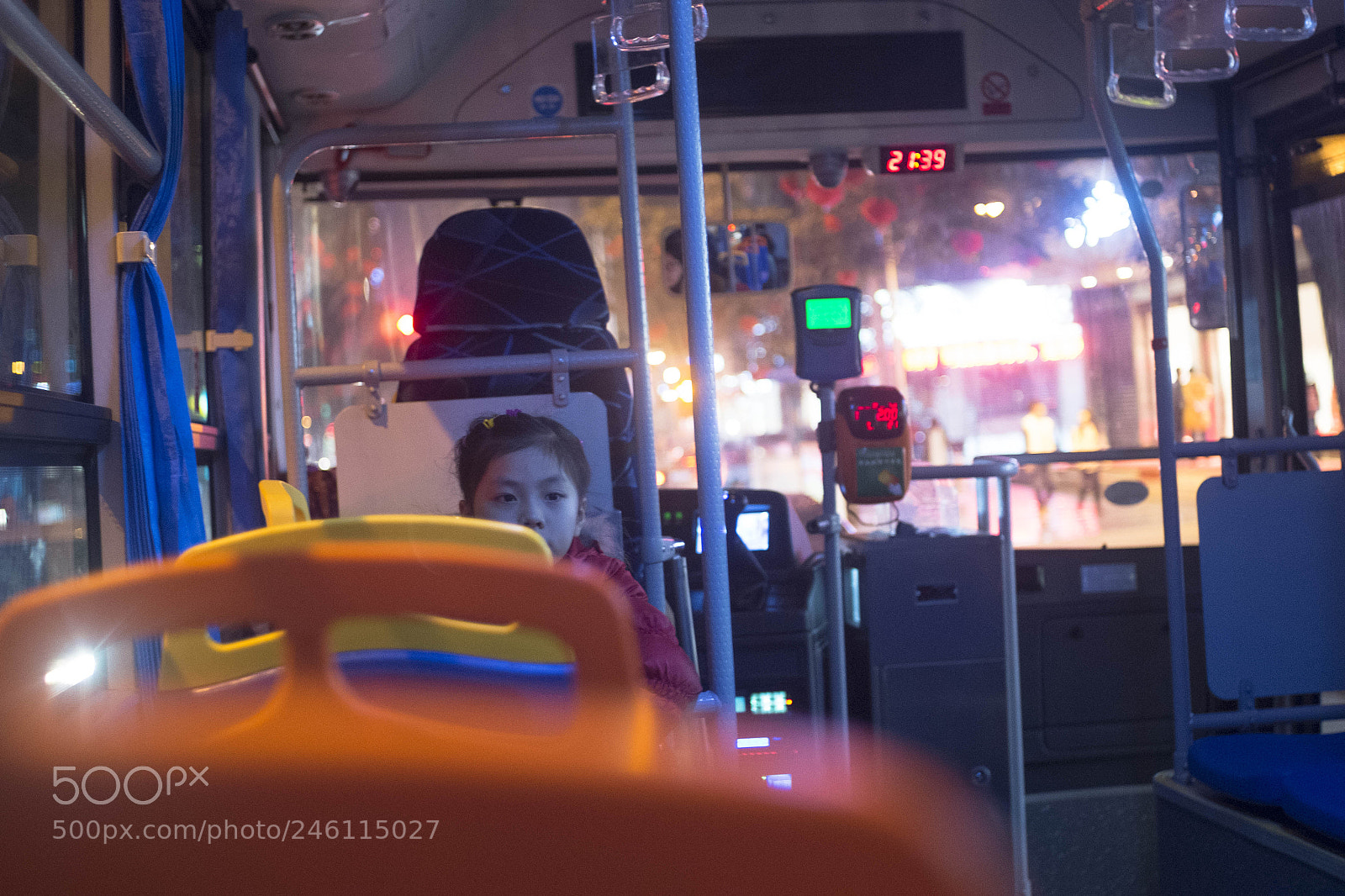 Fujifilm X-E1 sample photo. 等妈妈下班 photography