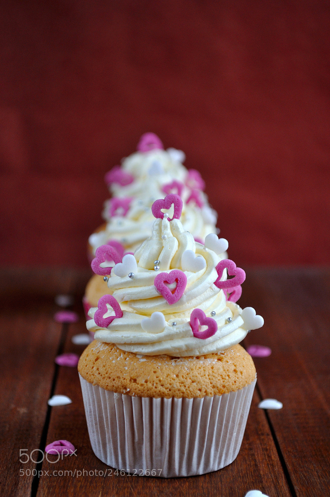 Nikon D5000 sample photo. Valentine's day cupcakes photography