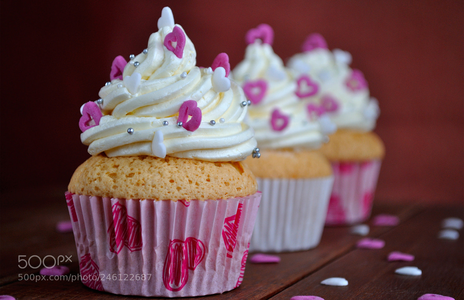 Nikon D5000 sample photo. Valentine's day cupcakes photography