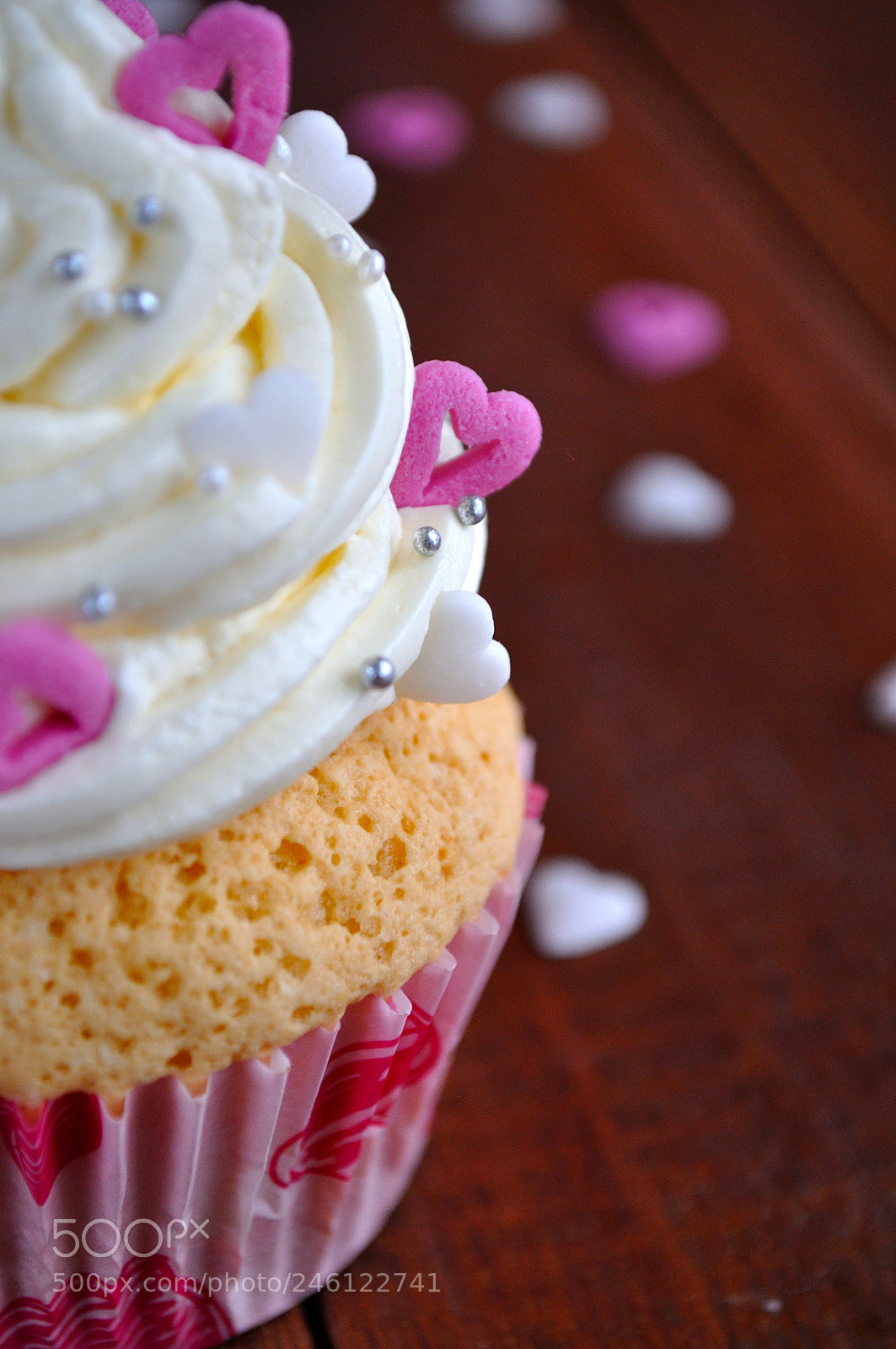 Nikon D5000 sample photo. Valentine's day cupcakes photography