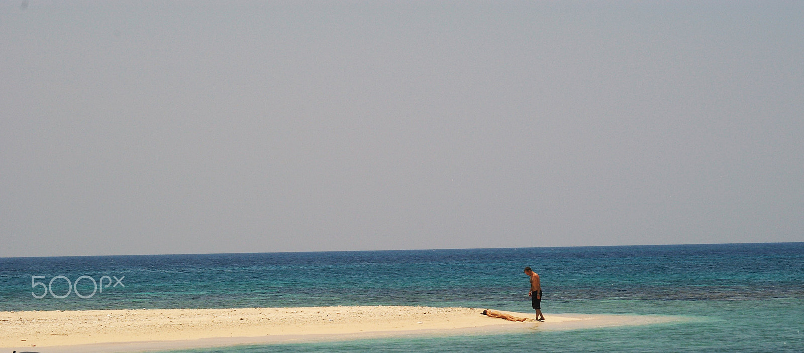 Pentax *ist DL sample photo. Pareja en playa en los cayos cochinos a honduras centroamerica photography