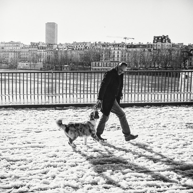 Fujifilm X-Pro1 sample photo. Jouer avec son chien photography