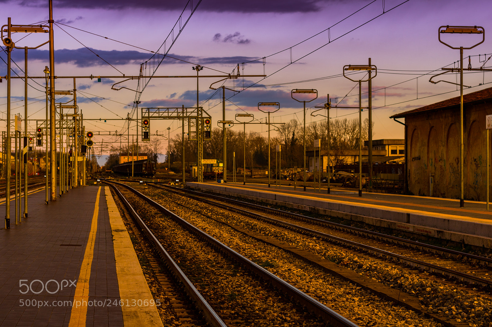 Canon EOS 750D (EOS Rebel T6i / EOS Kiss X8i) sample photo. Train station lucca (italy) photography