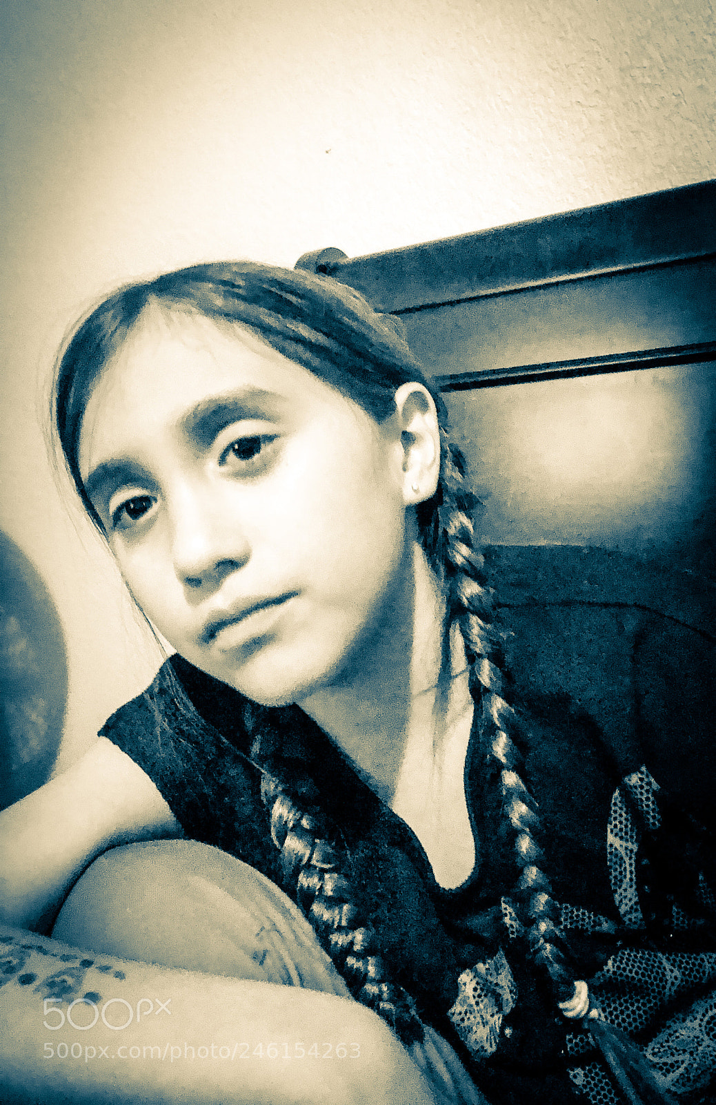 Apple iPhone 8 Plus sample photo. Native american girl with photography