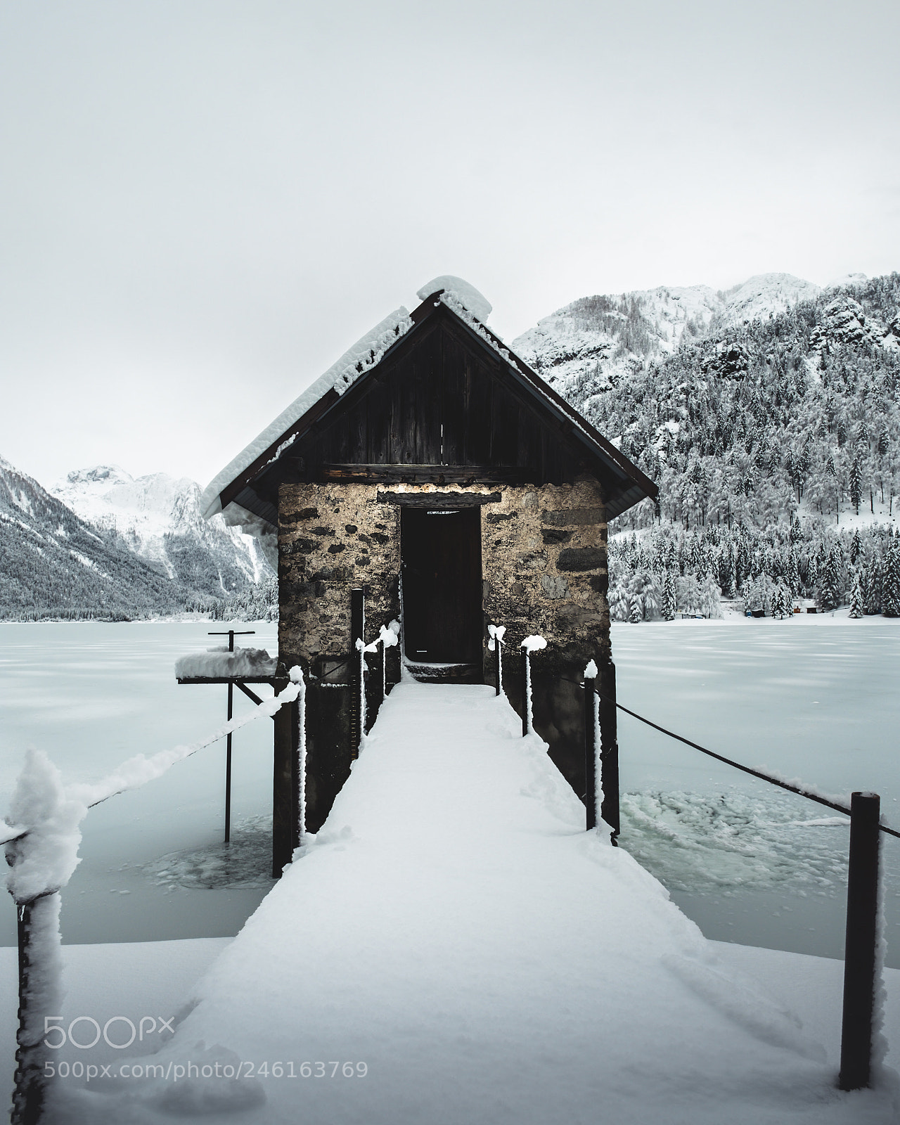 Fujifilm X-T2 sample photo. Cabin at frozen lago photography
