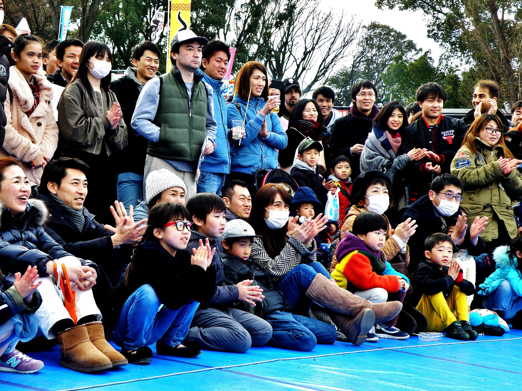 Olympus SP570UZ sample photo. The audience for street performers photography