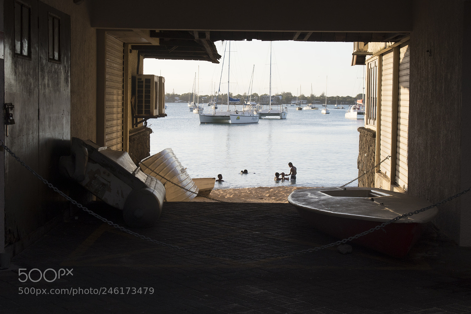 Canon EOS 77D (EOS 9000D / EOS 770D) sample photo. Par la fenetre photography