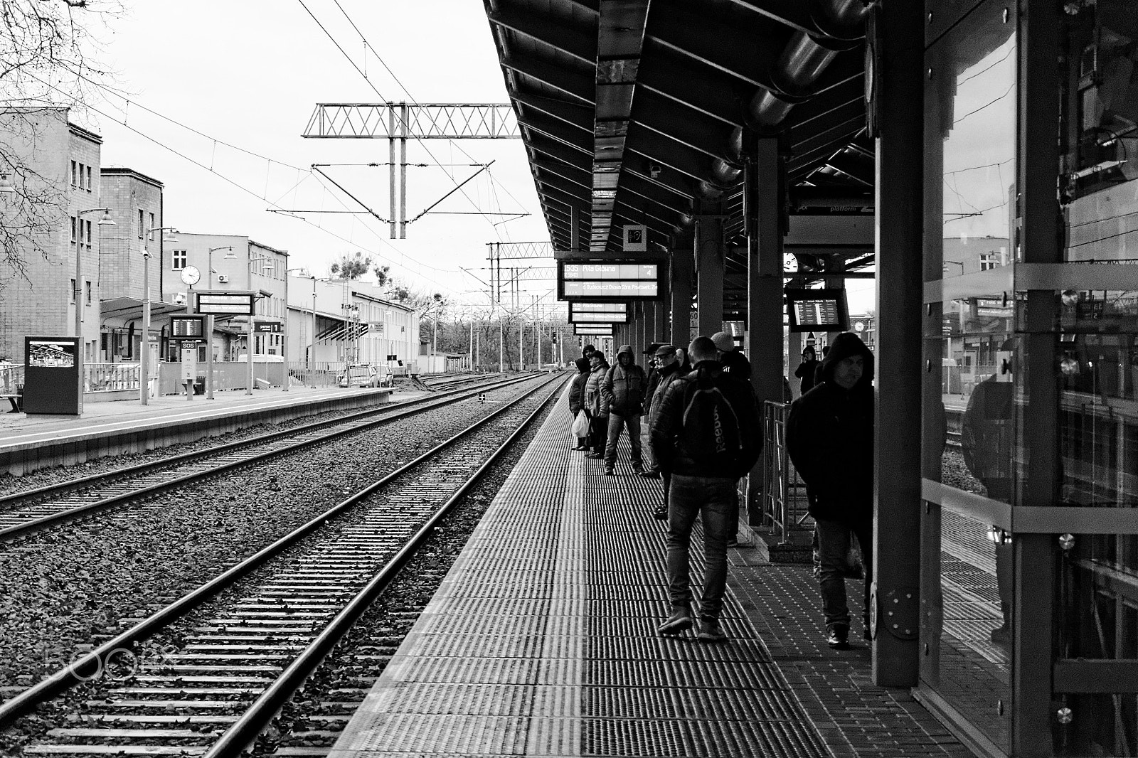 Sony FE 28-70mm F3.5-5.6 OSS sample photo. Waiting for a train... photography