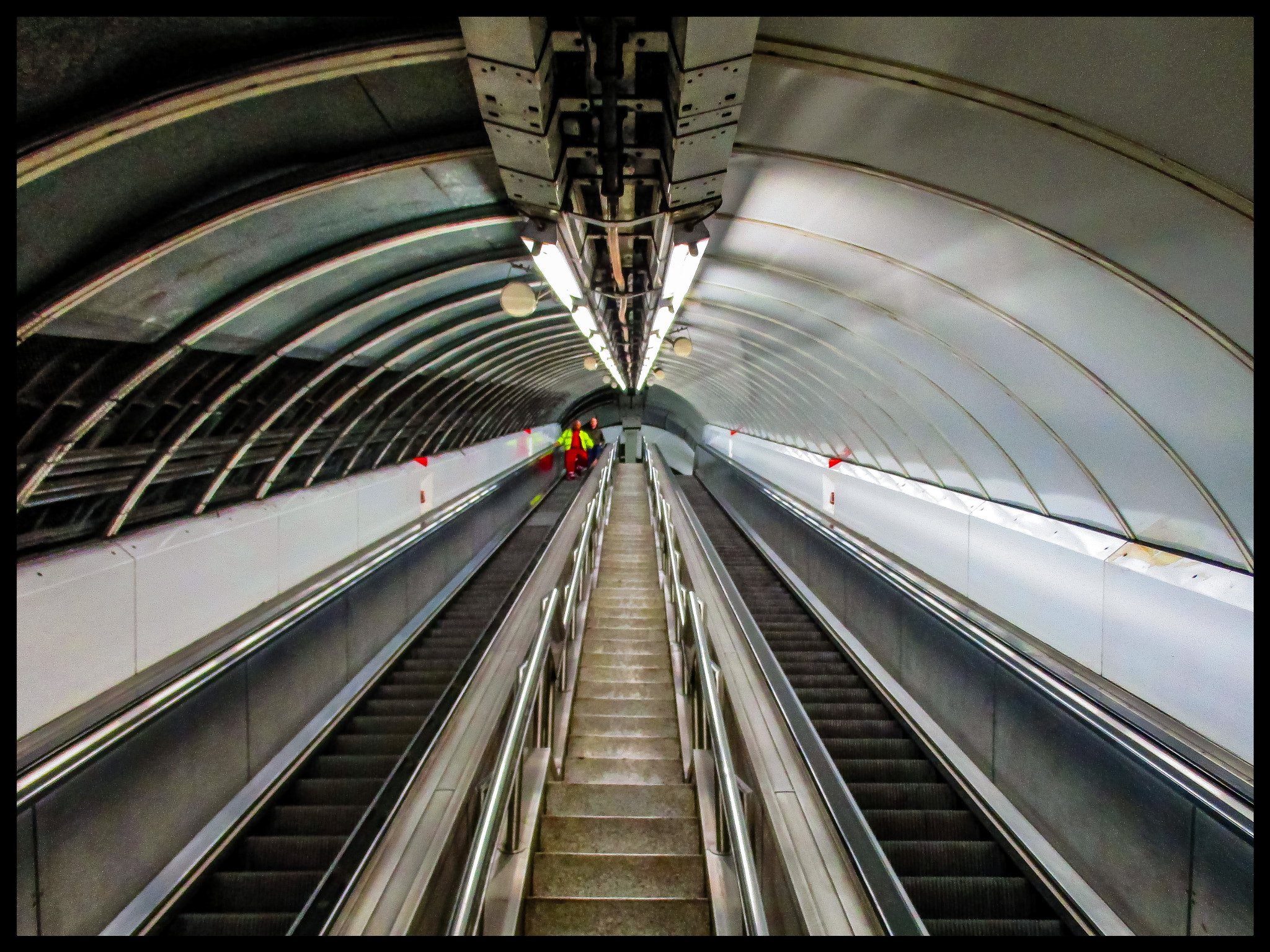 Canon PowerShot ELPH 160 (IXUS 160 / IXY 150) sample photo. The escalator photography