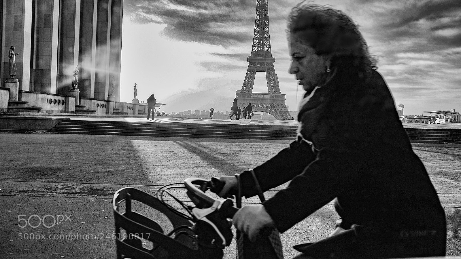 Fujifilm X100T sample photo. Paris cyclist photography