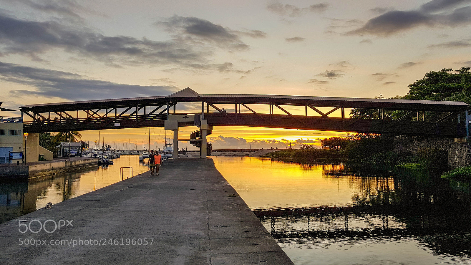 Samsung Galaxy S8 sample photo. Footbridge photography