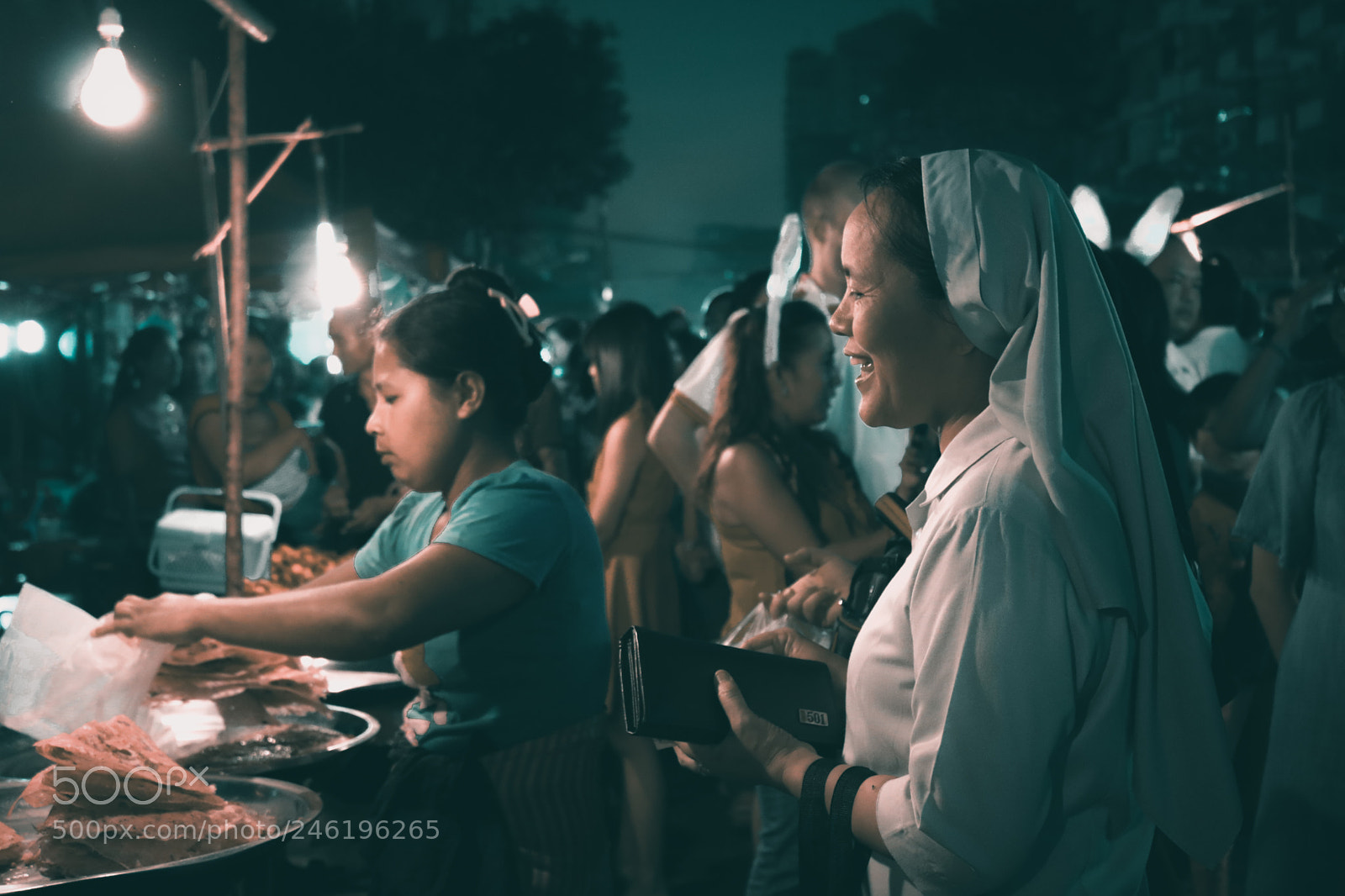 Canon EOS 750D (EOS Rebel T6i / EOS Kiss X8i) sample photo. Happy nun at thadingyut photography