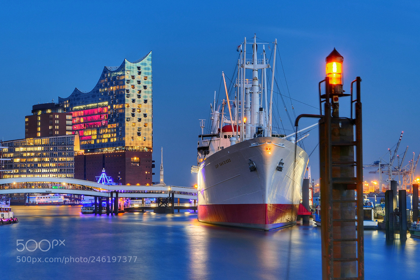 Panasonic Lumix DMC-FZ1000 sample photo. Blue hour in hamburg photography