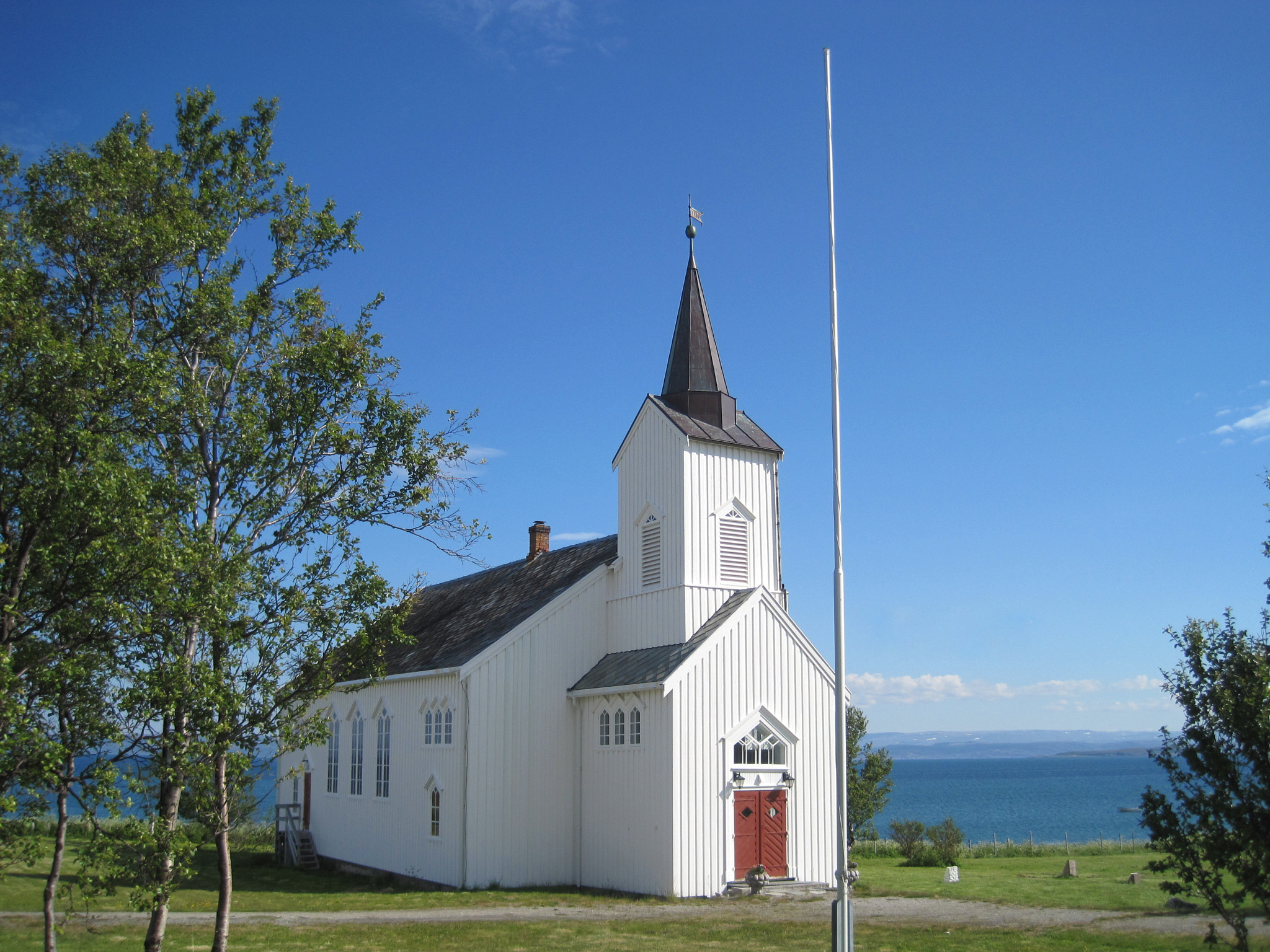 Canon PowerShot SD1200 IS (Digital IXUS 95 IS / IXY Digital 110 IS) sample photo. Church in northern norway. photography