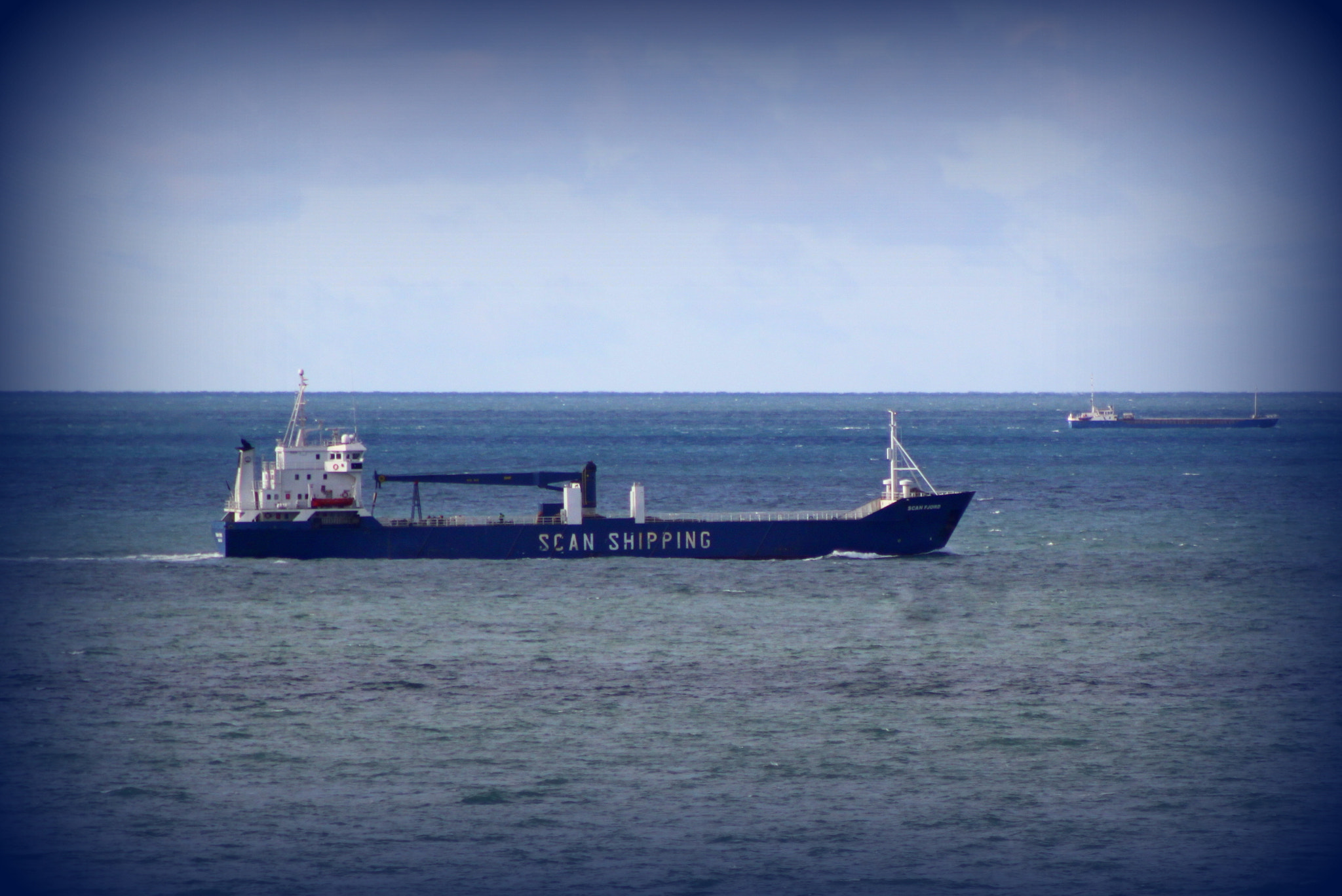 Canon EOS 500D (EOS Rebel T1i / EOS Kiss X3) + EF75-300mm f/4-5.6 sample photo. Ship on it´s way to sea. photography