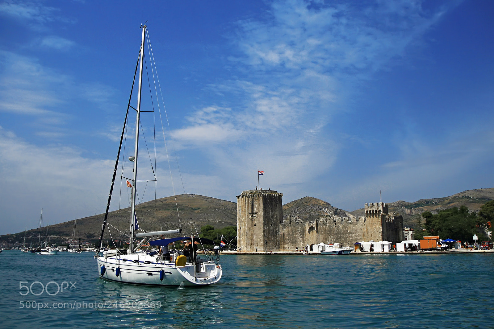 Canon EOS 400D (EOS Digital Rebel XTi / EOS Kiss Digital X) sample photo. Seascape with yacht sailing photography