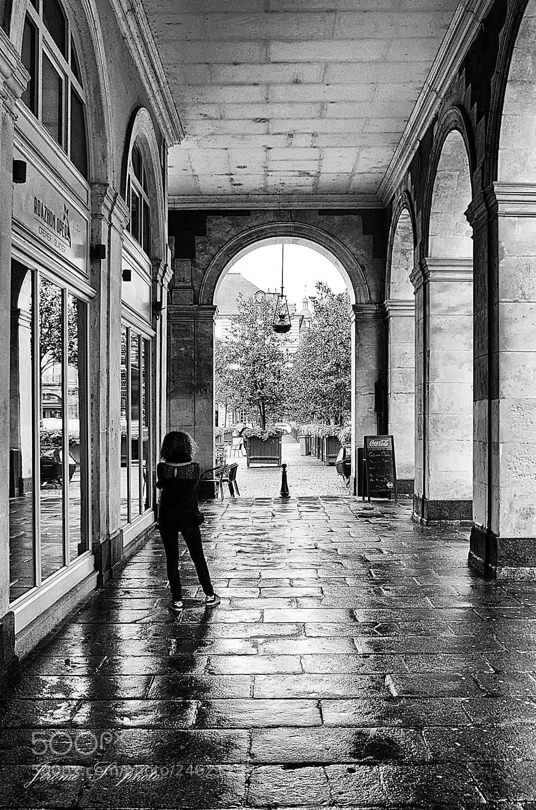 Pentax K-30 sample photo. L'attente sous les arcades photography