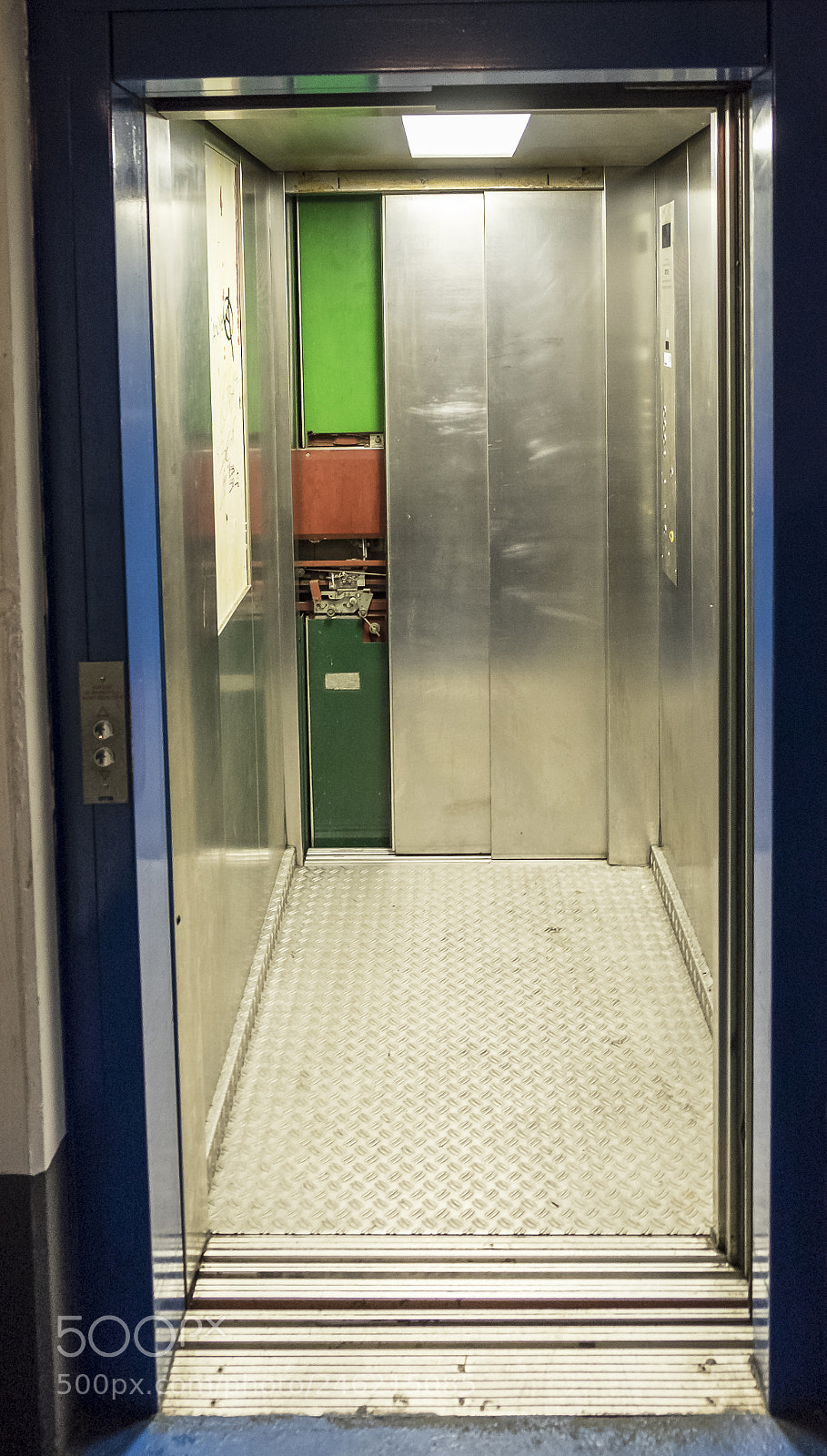 Fujifilm X-T1 sample photo. Elevator. not trustworthy. photography