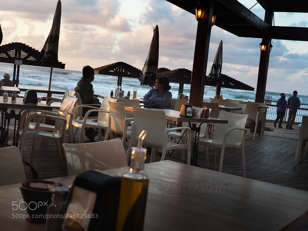 Olympus OM-D E-M5 II sample photo. Dinner by the sea photography