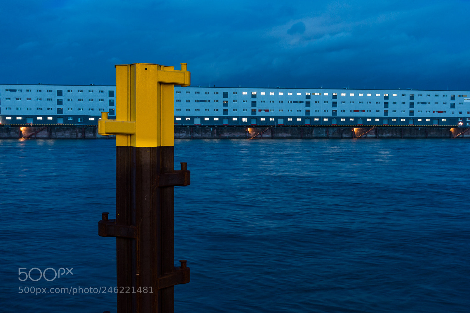 Sony Cyber-shot DSC-RX100 IV sample photo. Blue hour pole photography