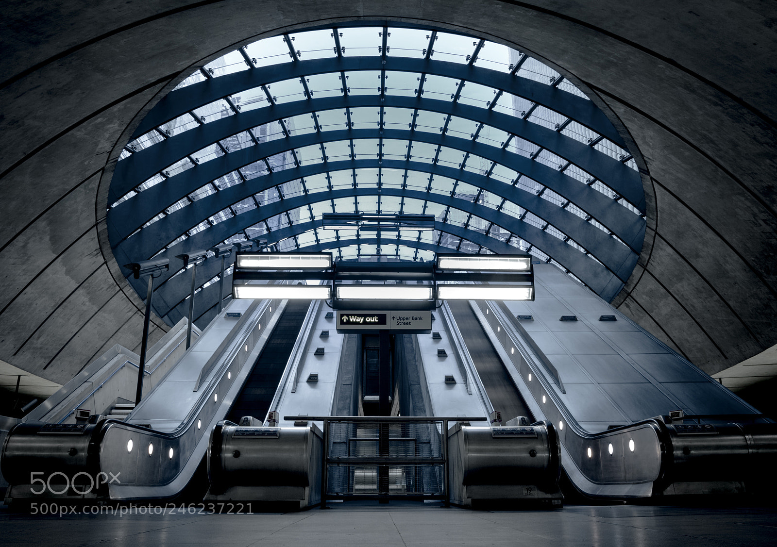Canon EOS 760D (EOS Rebel T6s / EOS 8000D) sample photo. Canary wharf station photography