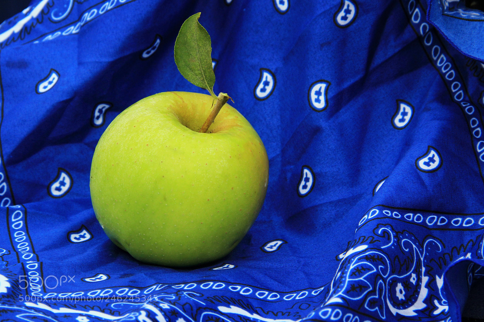 Canon EF-S 18-135mm F3.5-5.6 IS sample photo. Green apple on blue photography