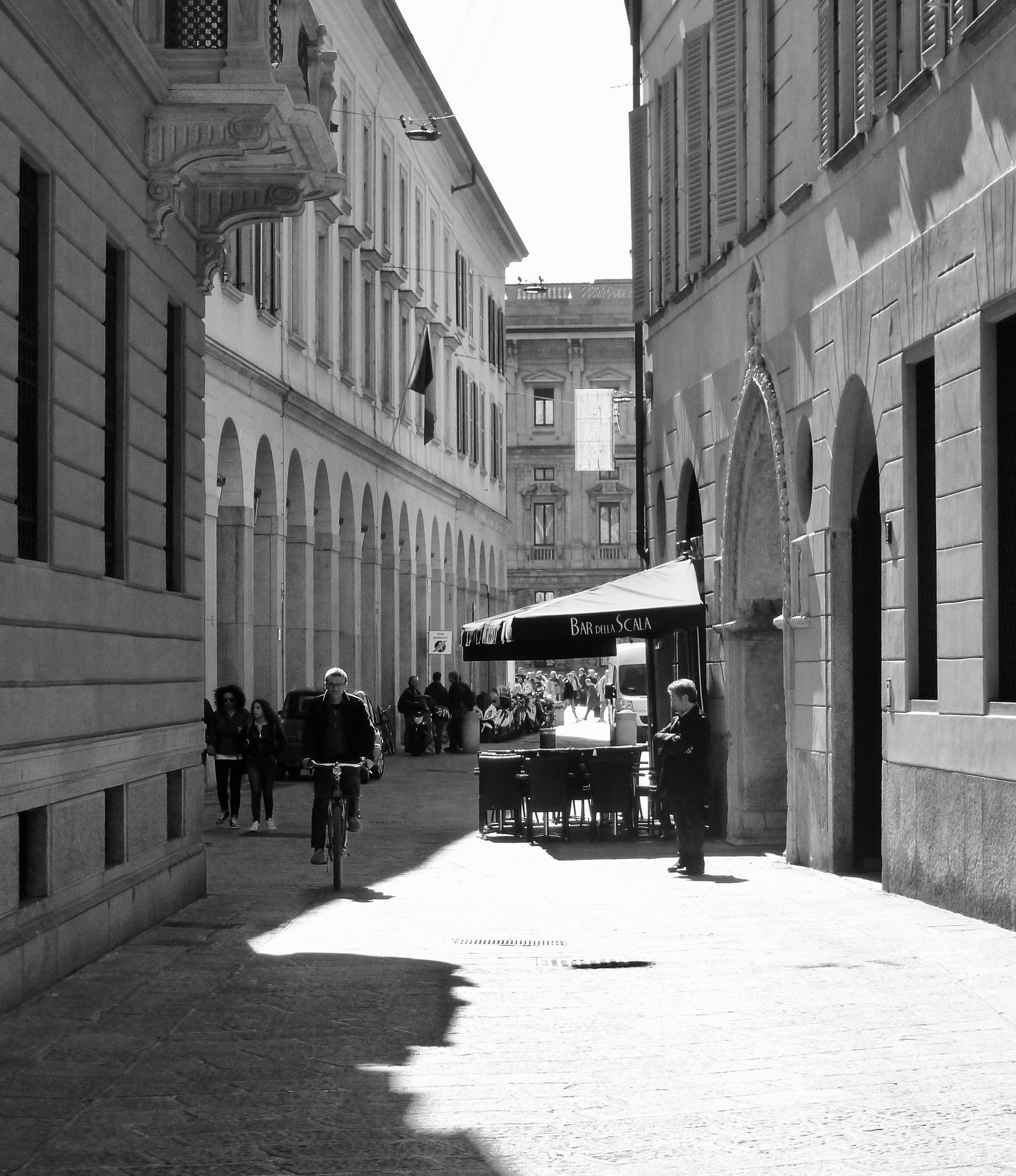 Panasonic Lumix DMC-FH25 (Lumix DMC-FS35) sample photo. Bar della scala  photography