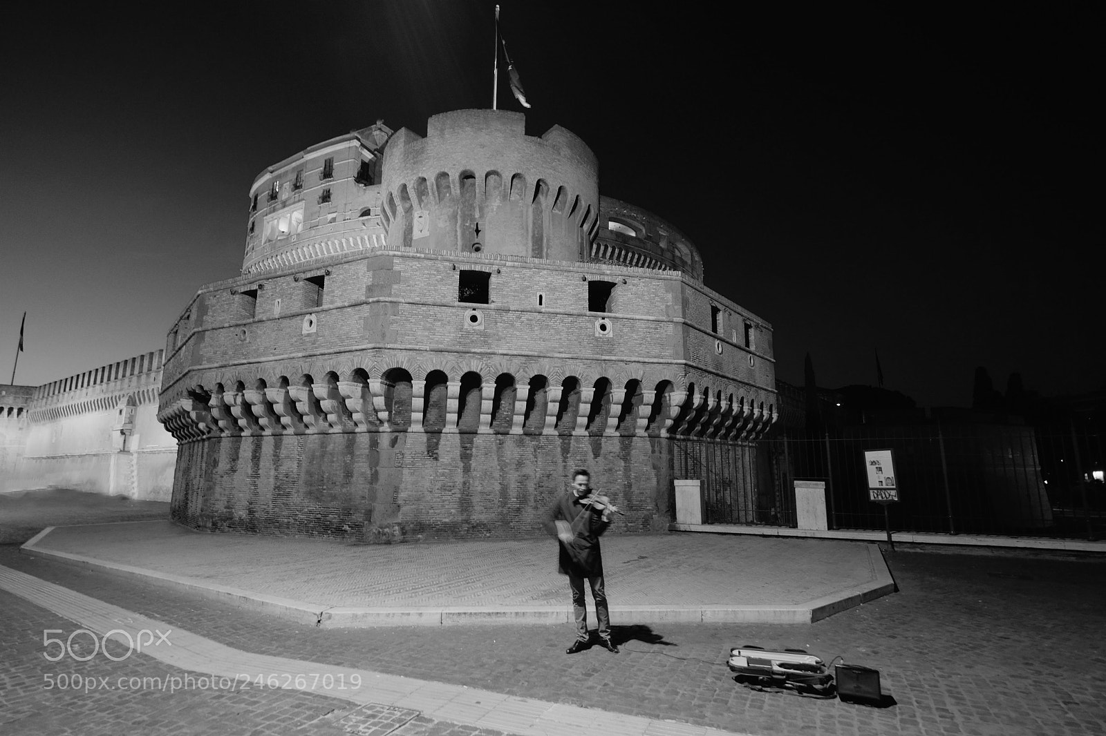 Fujifilm X-E2 sample photo. Violinista a castel sant photography