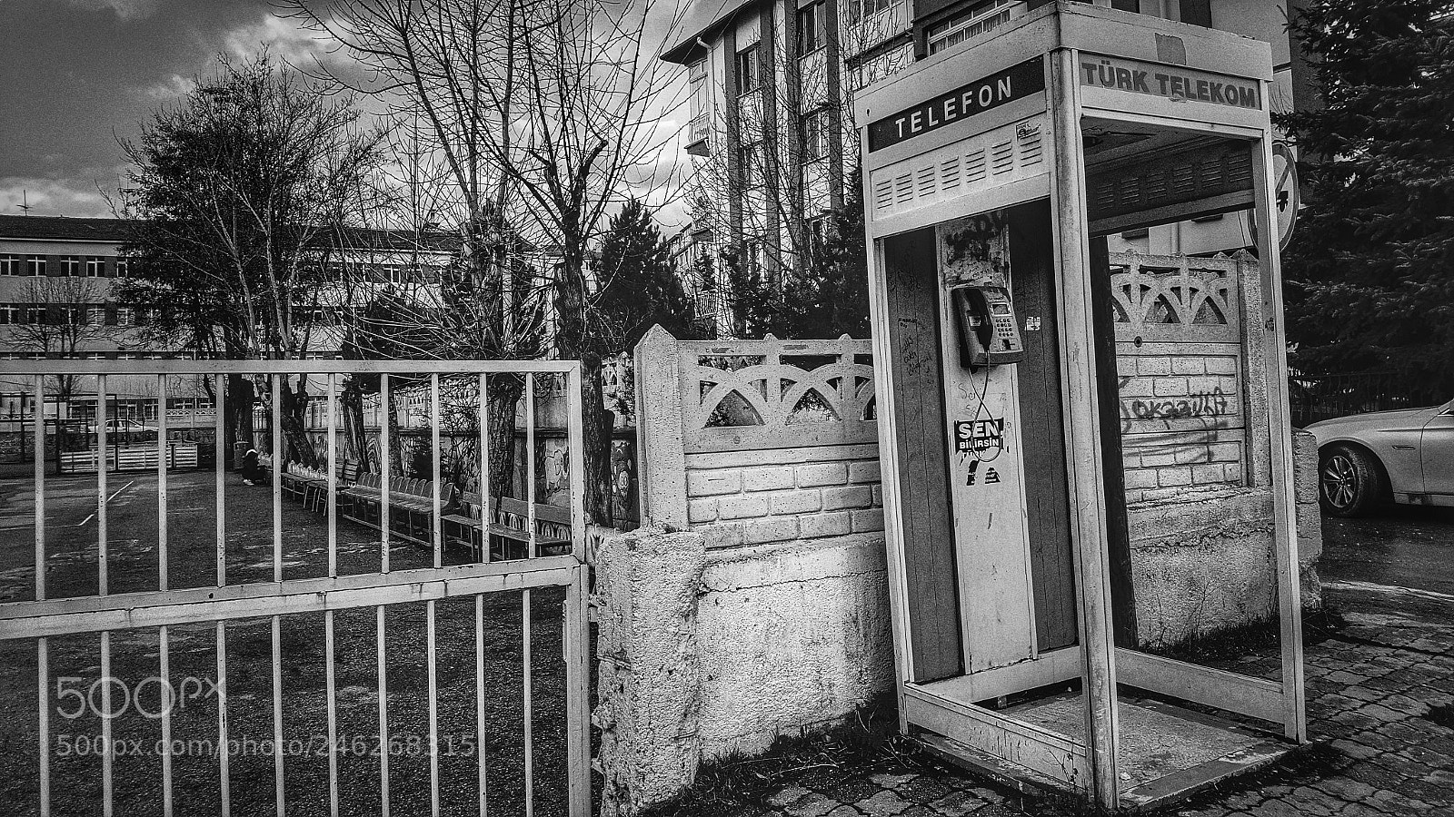 Samsung Galaxy Note5 sample photo. An old telephone box photography