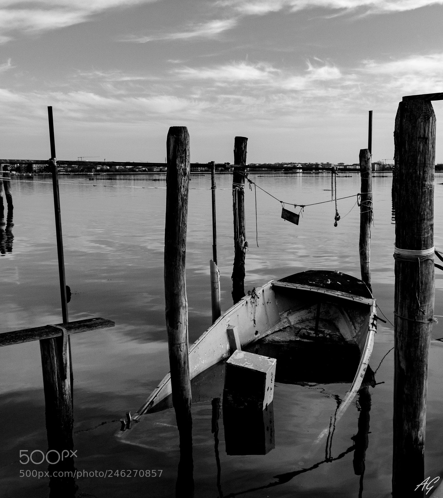Canon EOS 750D (EOS Rebel T6i / EOS Kiss X8i) sample photo. The old boat photography