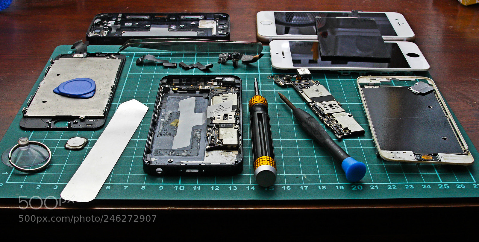 Canon EOS 650D (EOS Rebel T4i / EOS Kiss X6i) sample photo. Iphone disassemble photography