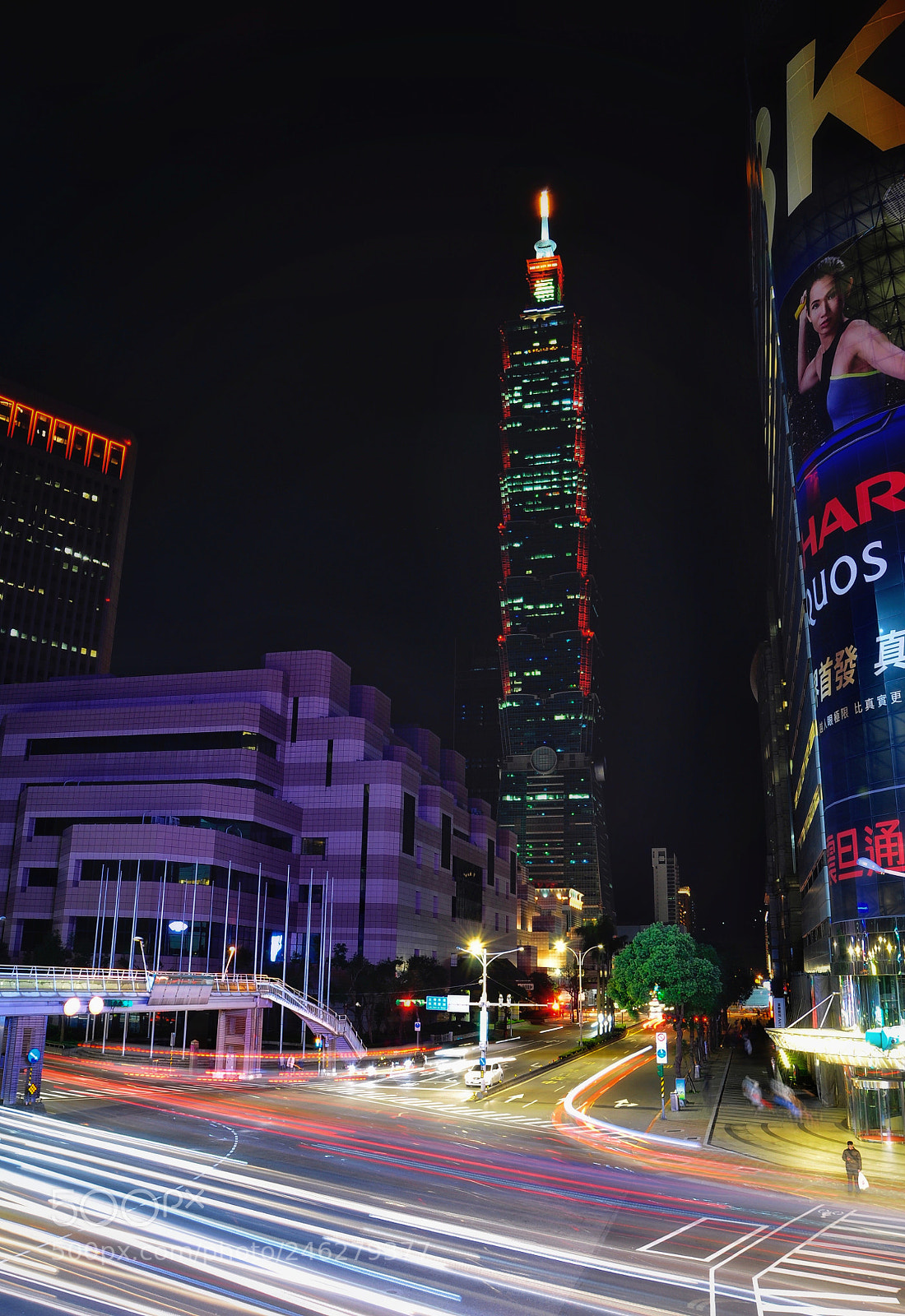 Nikon D90 sample photo. Taipei 101 with traffic photography