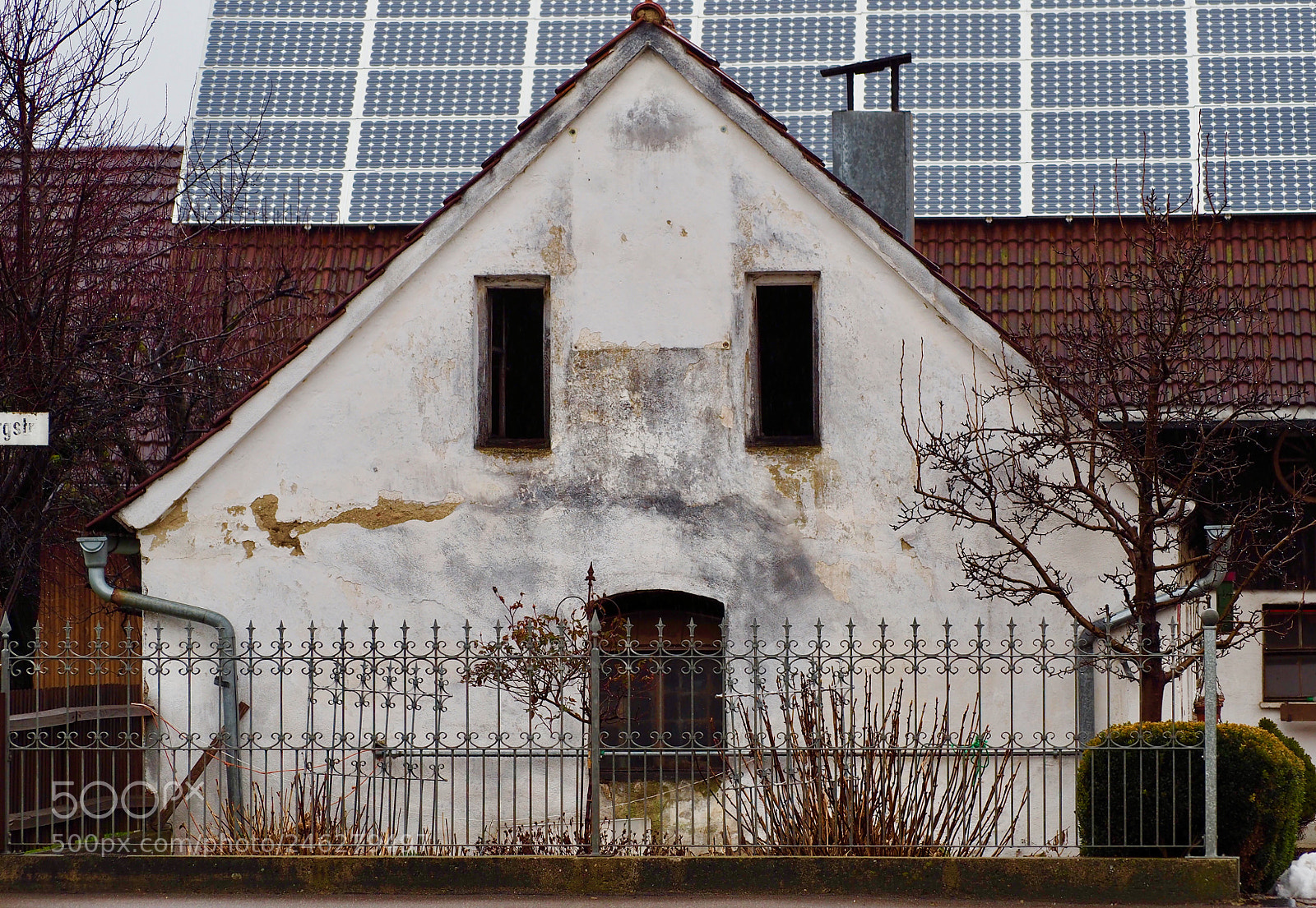 Olympus OM-D E-M5 II sample photo. Ghoast house photography