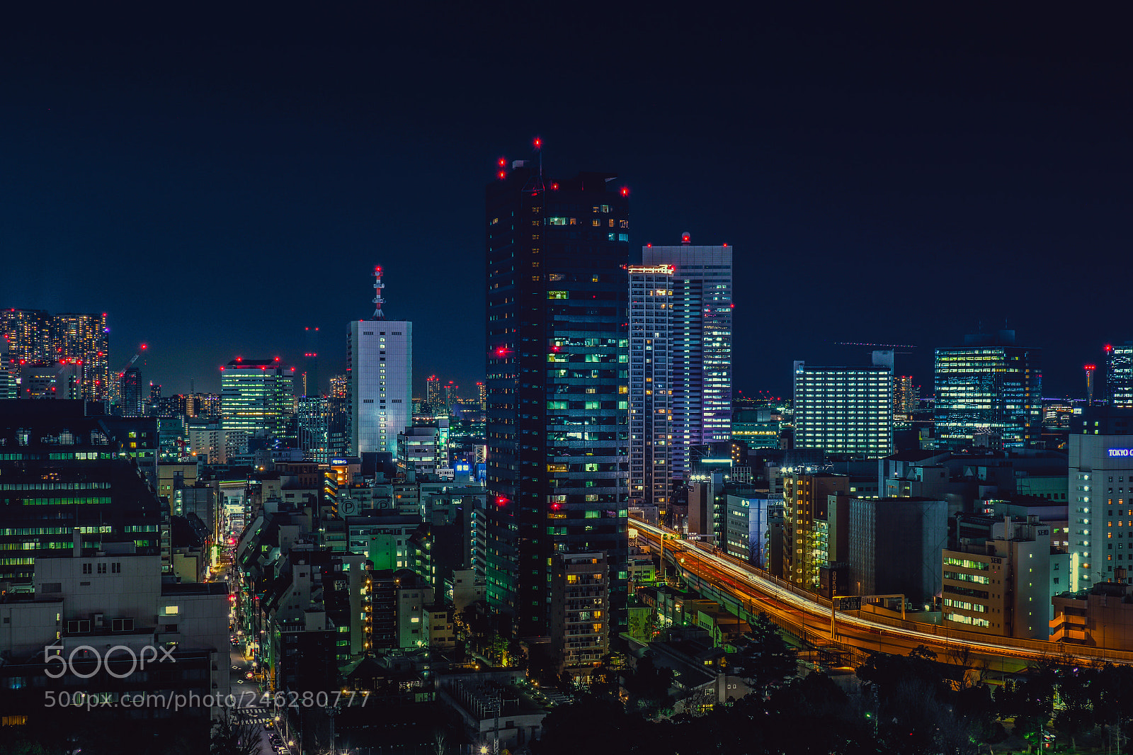 Olympus OM-D E-M1 Mark II sample photo. City that never sleeps photography