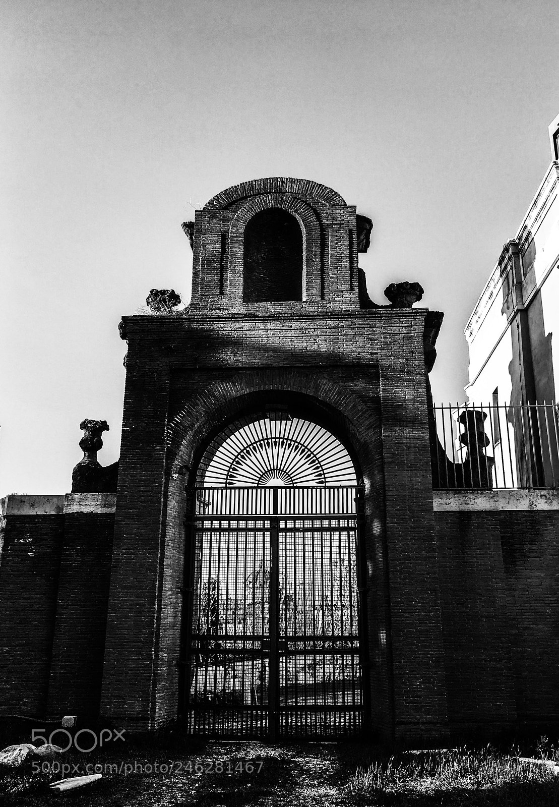 Apple iPhone SE sample photo. Rome through a closed photography