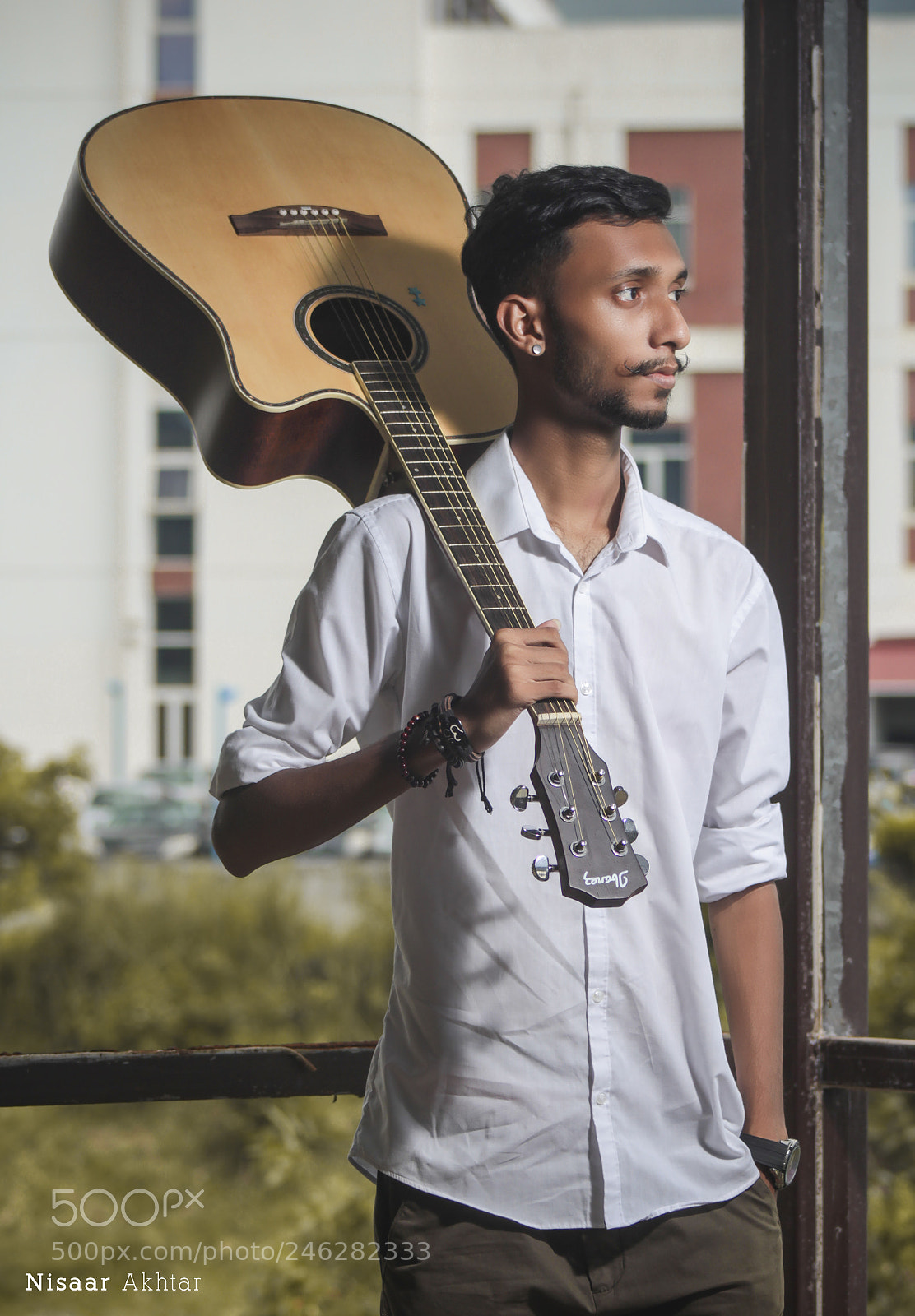 Canon EOS 100D (EOS Rebel SL1 / EOS Kiss X7) sample photo. The guitarist 2 photography