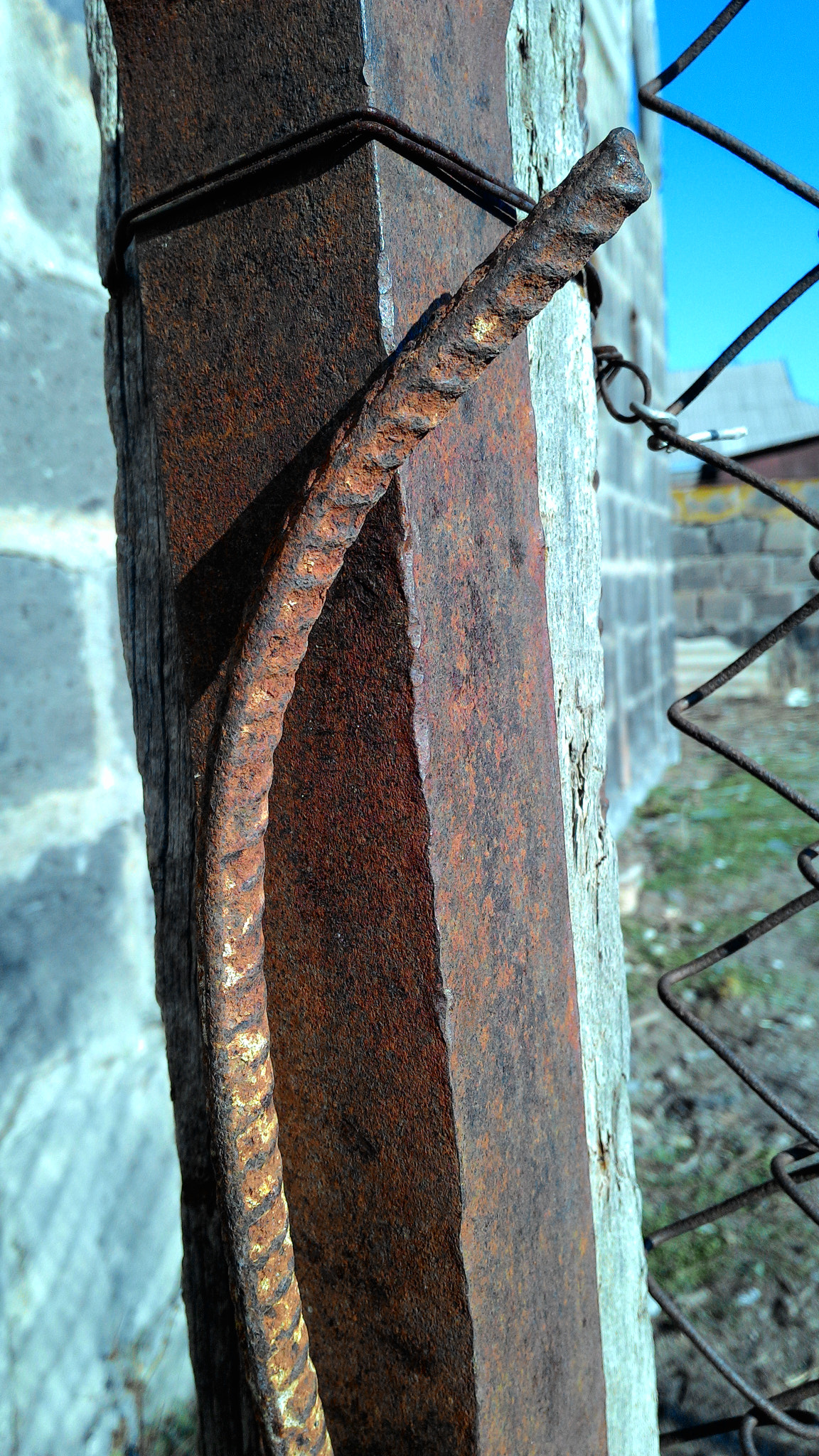 ASUS Z002 sample photo. A rusty rod photography