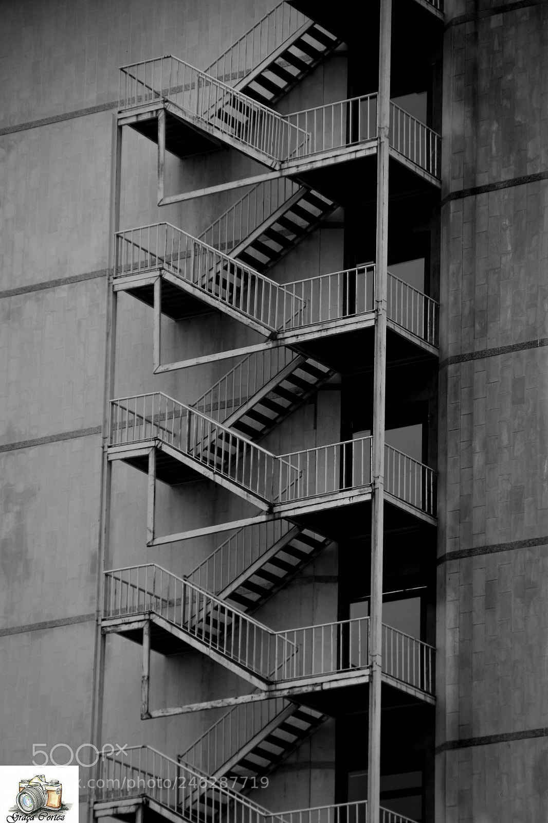 Canon EOS 7D Mark II sample photo. Escadas de incêncio photography