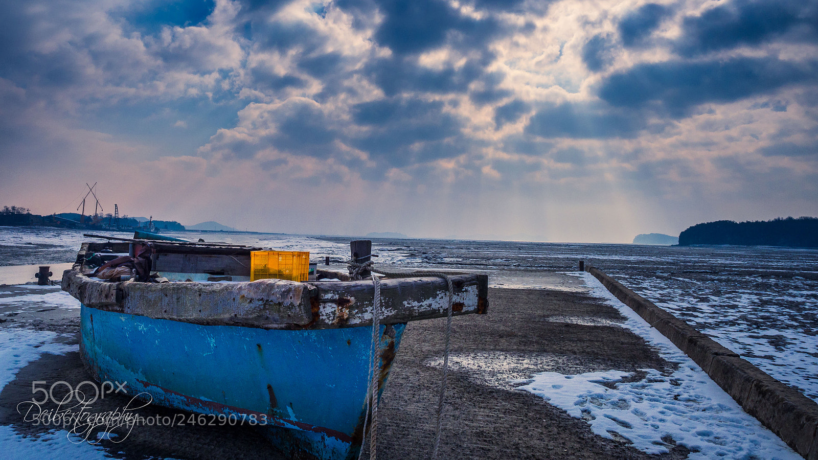 Olympus OM-D E-M1 sample photo. A boat and sunbeams photography
