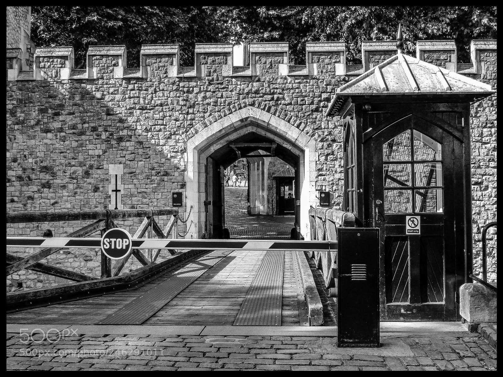Canon PowerShot SX400 IS sample photo. Tower of london entrance photography