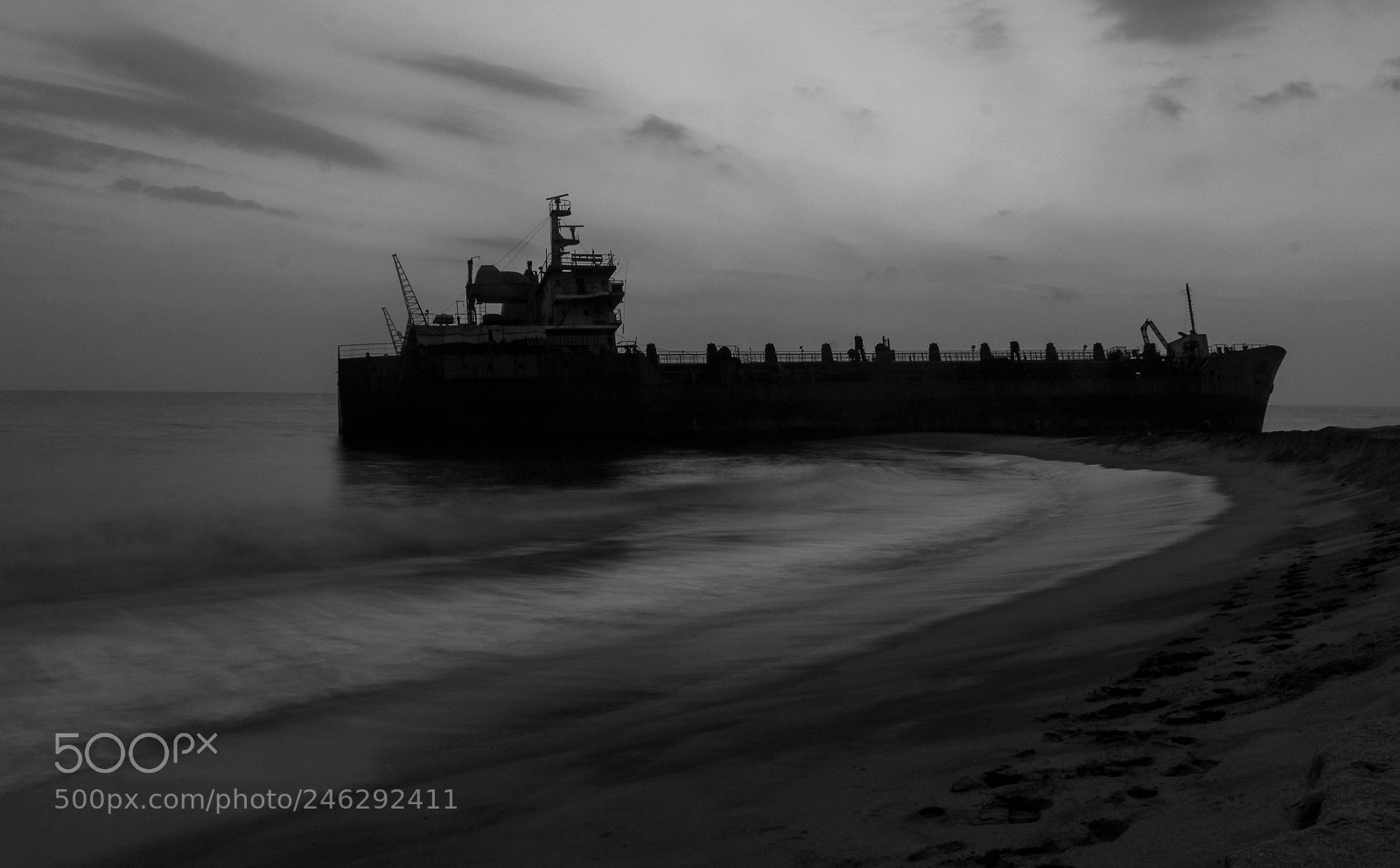 Canon EOS 600D (Rebel EOS T3i / EOS Kiss X5) sample photo. Dredger- black and white photography