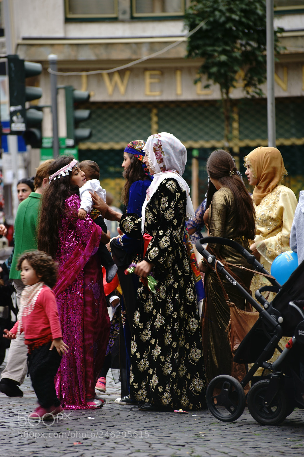 Sony a7 II sample photo. Festive kurdish women's costumes photography