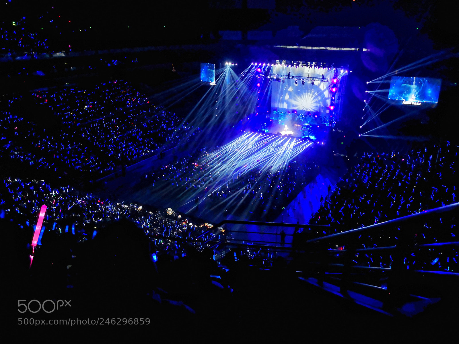 HUAWEI Mate 10 Pro sample photo. The show photography