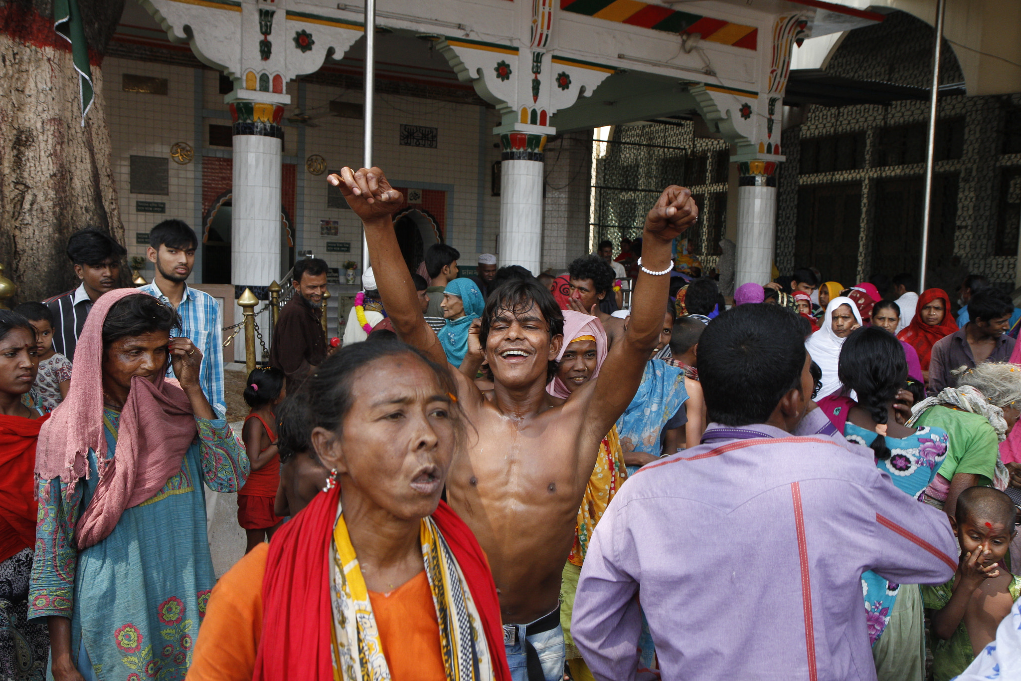 Canon EF-S 17-55mm F2.8 IS USM sample photo. Devotees of shah ali dancing in his shrine photography